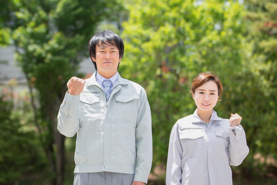 男女配送員