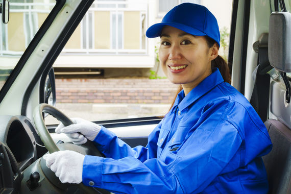 運転をする女性ドライバー