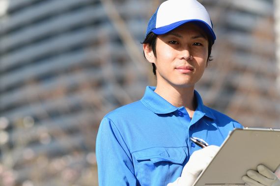 メモを取っている男性配達員