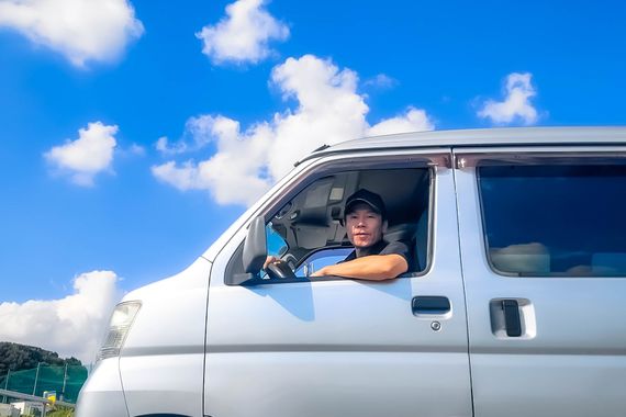 頑張る男性ドライバー