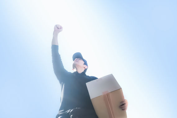 やりがいをかんじている配送員の男性
