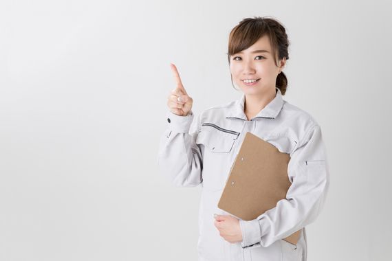 指さし確認する女性スタッフ