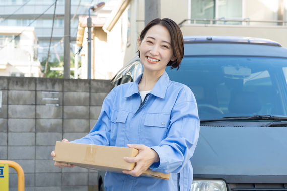 荷物持った女性
