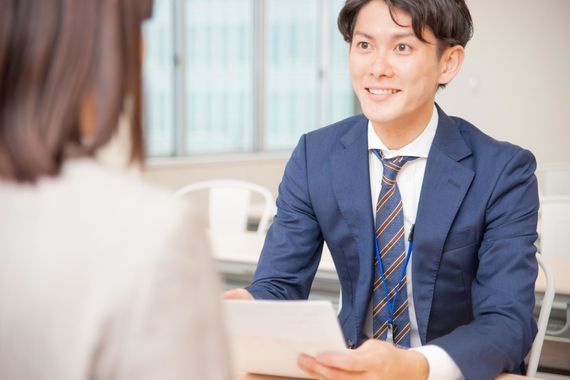 説明する男性スタッフ